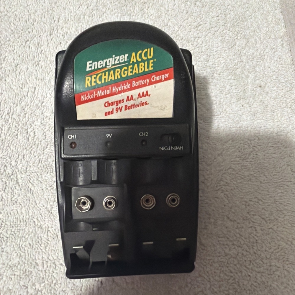 Energizer ACCU Rechargeable Universal Battery Charger AA AAA 9V CHM4AAWB